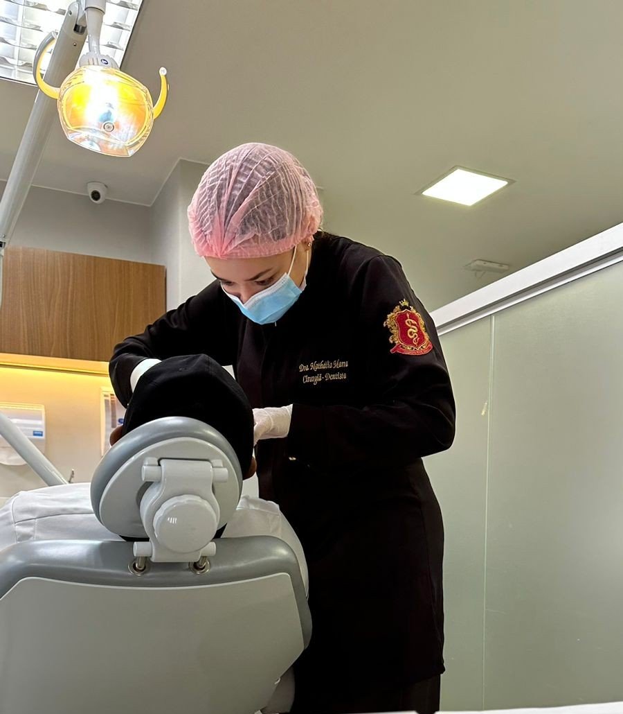 Dra. Nathália Marra durante atendimento no consultório em Patos de Minas